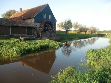 Leudal NL : Ortsteil Haler, Uffelsestraat, die Uffelse Mühle liegt an der Uffelsebeek